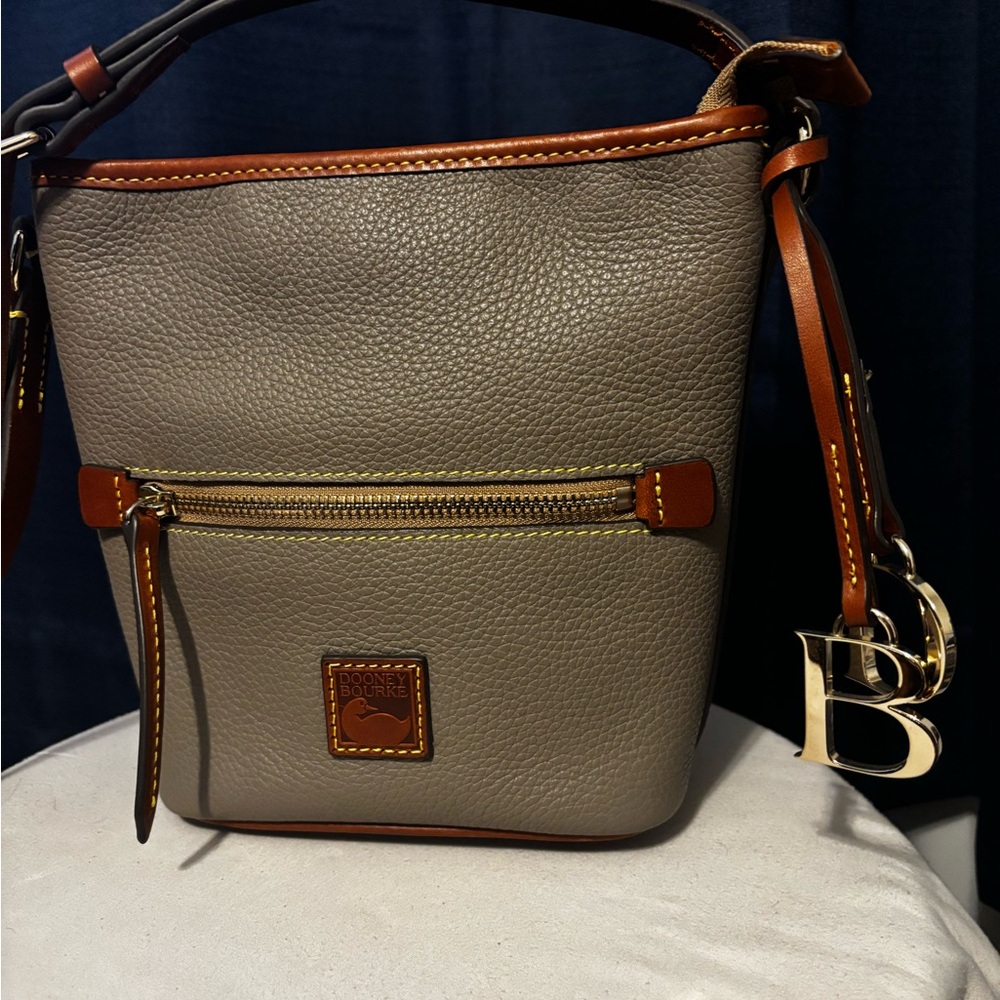 EUC Dooney & Burke Pebble Grain Small Zip Sac - Taupe- perfect condition - Picture 2 of 15